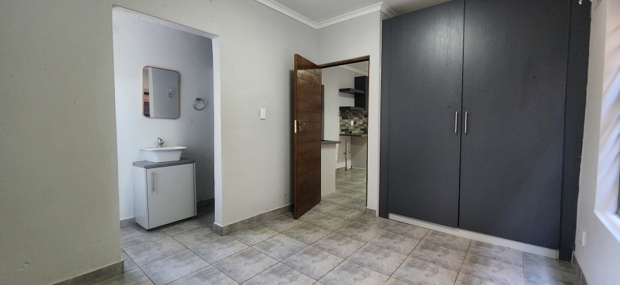 To Let 1 Bedroom Property for Rent in Kannoniers Park North West